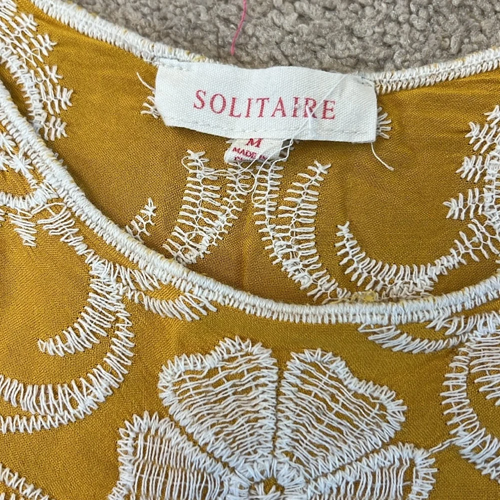 Solitaire Embroidered Floral Top Size Medium - Picture 5 of 6